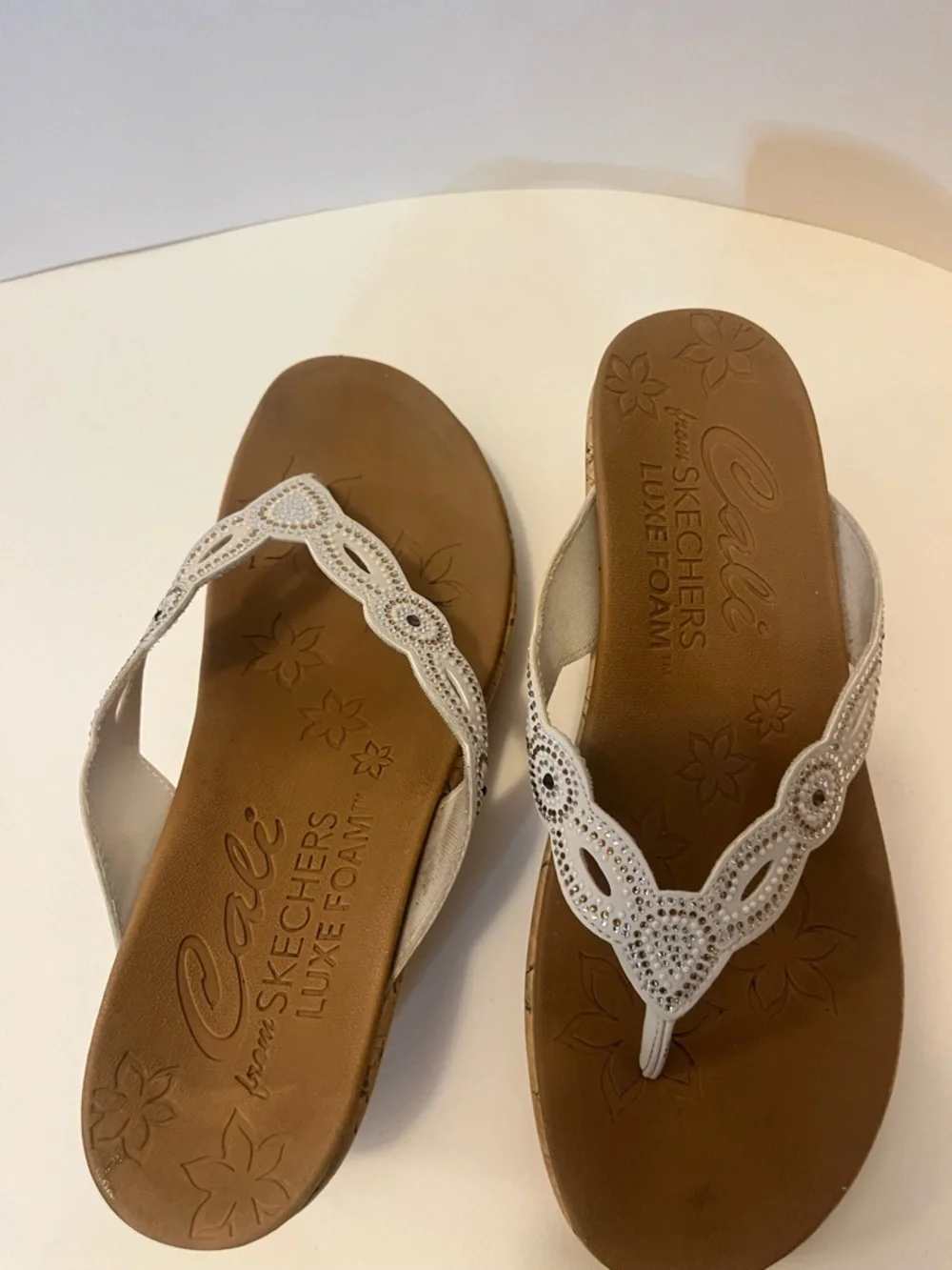 Skechers Women's White Beaded Luxe Foam Thong Sandals - Picture 3 of 6